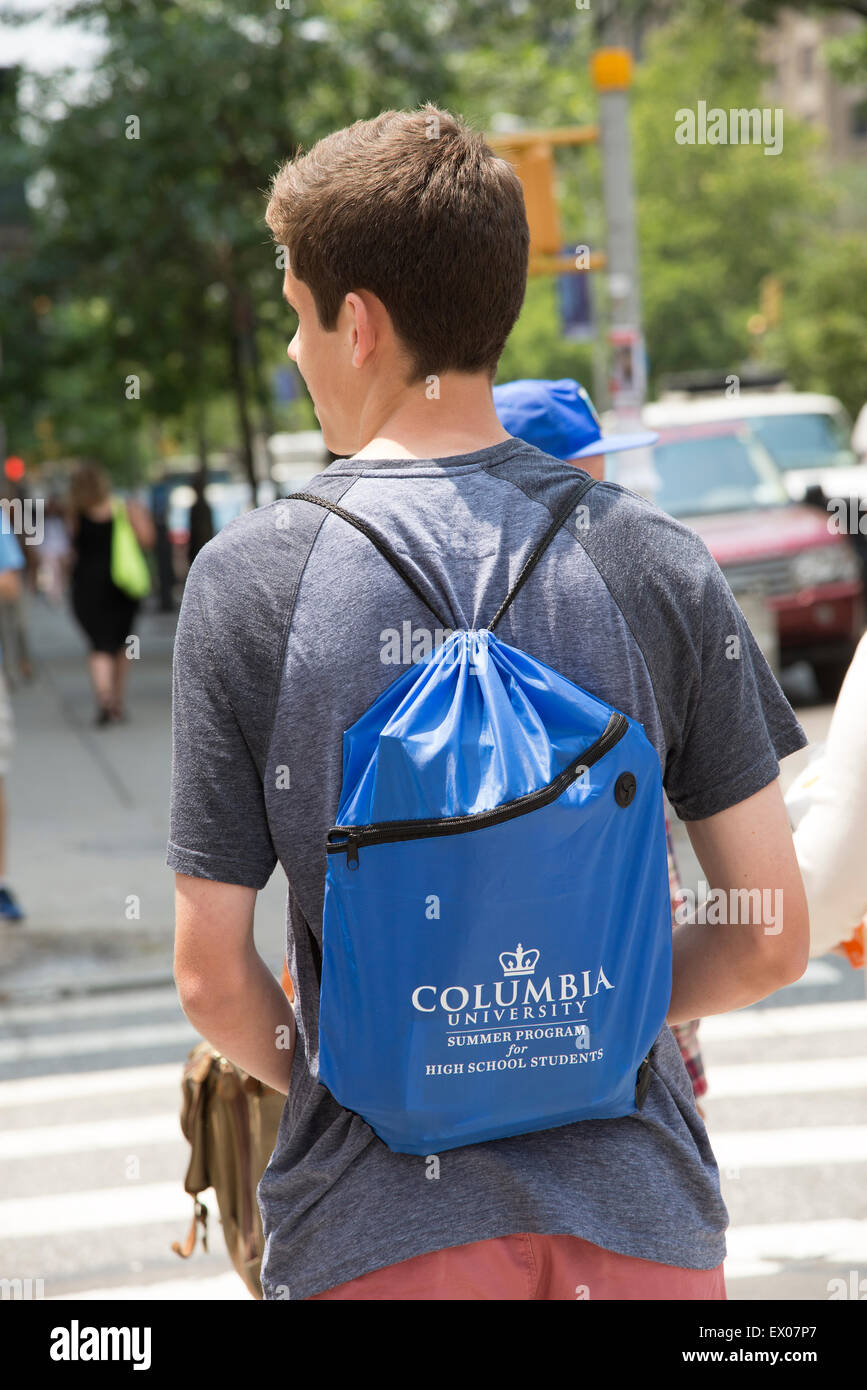 Studente di scuola superiore che indossa uno zaino per le università programma estivo presso la Columbia University Foto Stock
