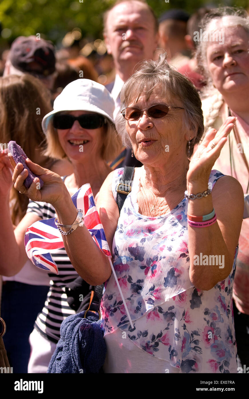 Visualizza di patriottismo dalla folla presso l'addio al Festival di guarnigione, Bordon, Hampshire, Regno Unito. Sabato 27 giugno 2015 (Ar Foto Stock