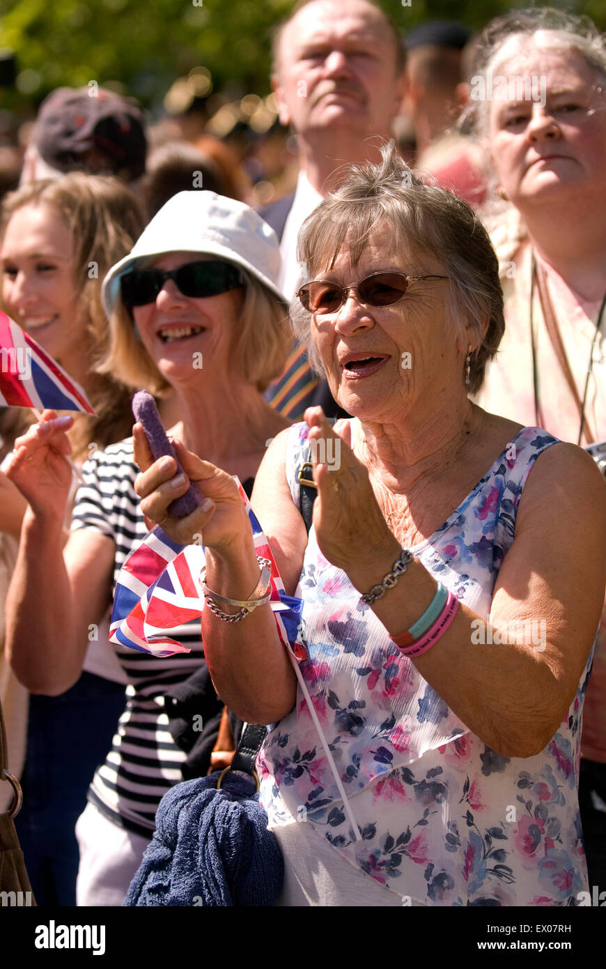 Visualizza di patriottismo dalla folla presso l'addio al Festival di guarnigione, Bordon, Hampshire, Regno Unito. Sabato 27 Giugno 2015. Foto Stock