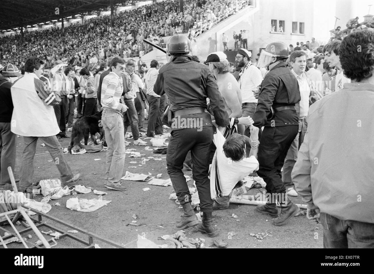 Attenzione : il contenuto grafico Juventus v Liverpool, 1985 European Cup Final, Heysel Stadium, Bruxelles, mercoledì 29 maggio 1985. Heysel Stadium disastro. 39 persone, per la maggior parte tifosi bianconeri, morì quando la fuga dei missili essendo generata da entrambi i gruppi di tifosi in tutta una na Foto Stock