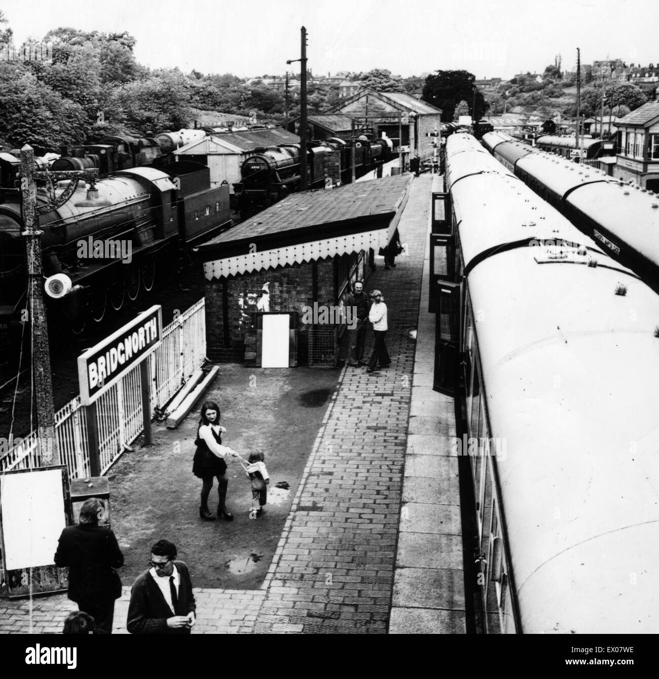 Una scena di occupato a Bridgnorth Stazione, sede della Severn Valley Railway, Shropshire, Inghilterra, il 22 agosto 1973. Severn Valley Railway Line. Foto Stock