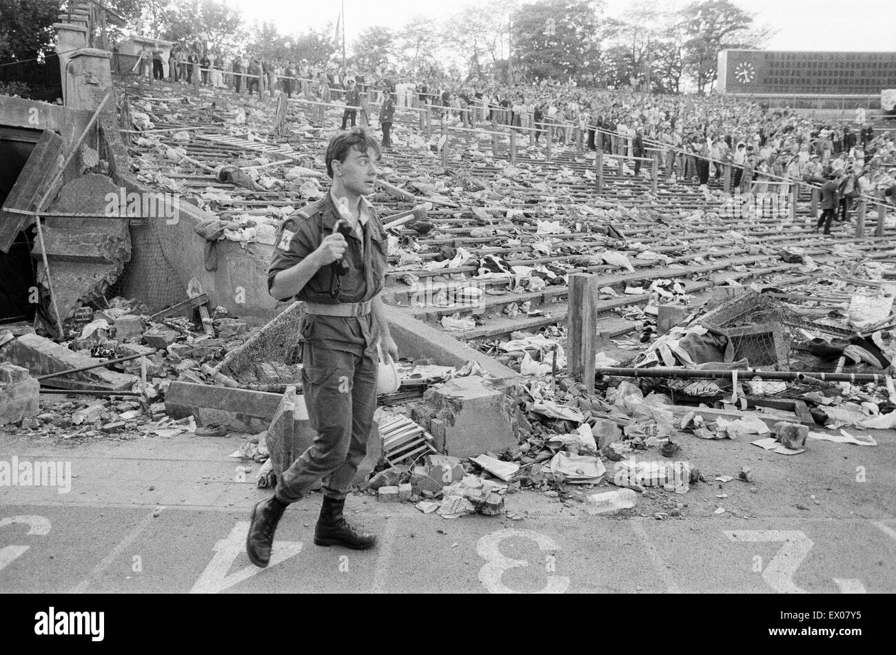 Attenzione : il contenuto grafico Juventus v Liverpool, 1985 European Cup Final, Heysel Stadium, Bruxelles, mercoledì 29 maggio 1985. Heysel Stadium disastro. 39 persone, per la maggior parte tifosi bianconeri, morì quando la fuga dei missili essendo generata da entrambi i gruppi di tifosi in tutta una na Foto Stock