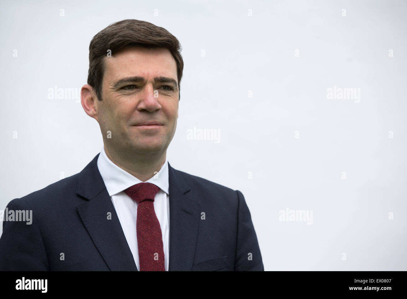Andy Burnham MP, raffigurato nella sua casa nel suo Leigh circoscrizione. Andy è stato in esecuzione per essere leader del partito laburista, uno dei cinque candidati in lotta per il successo Ed Miliband, che stava giù dopo il 2015 elezioni generali britanniche. Burnham era al momento in ombra il Segretario di Stato per la salute in Inghilterra. Foto Stock