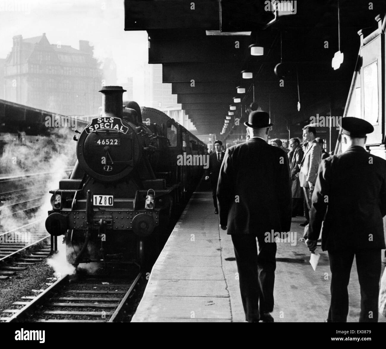 Flutti di vapore intorno al London Midland & Scottish Railway Classe 2F Ivatt 46522 locomotiva a New Street Station di Birmingham come passeggeri lungo con gli astanti a prepararsi per un sentimentale ultimo viaggio a Harborne, 2 novembre 1963. Foto Stock