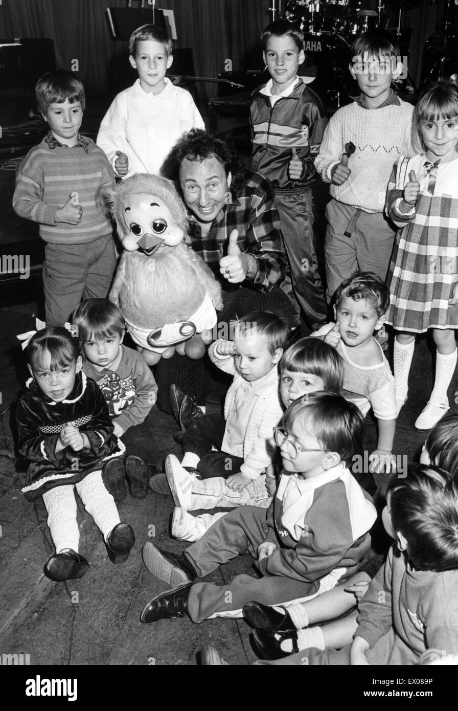 Keith Harris, ventriloquo e dummy, Orville l'anatra , intrattenere i bambini dal Dr Barnados Ely Centro Diurno al Barry Memorial Hall di Cardiff, Galles, 28 ottobre 1987. Foto Stock