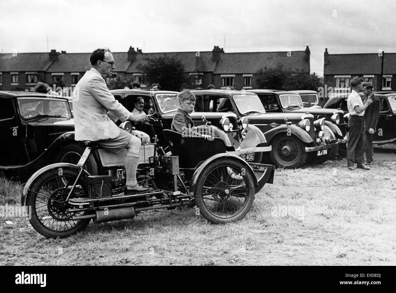 Otto-anno-vecchio Andrew Scott, figlio di Coventry di automobilismo comunale curatore del museo, signor C. J. Scott, gode di poltrona motoring al museo 1904 Riley tri-auto che, azionato da suo padre, led 100 pre-guerra Rileys attraverso la città. Riley registrati Rally, 7 J Foto Stock
