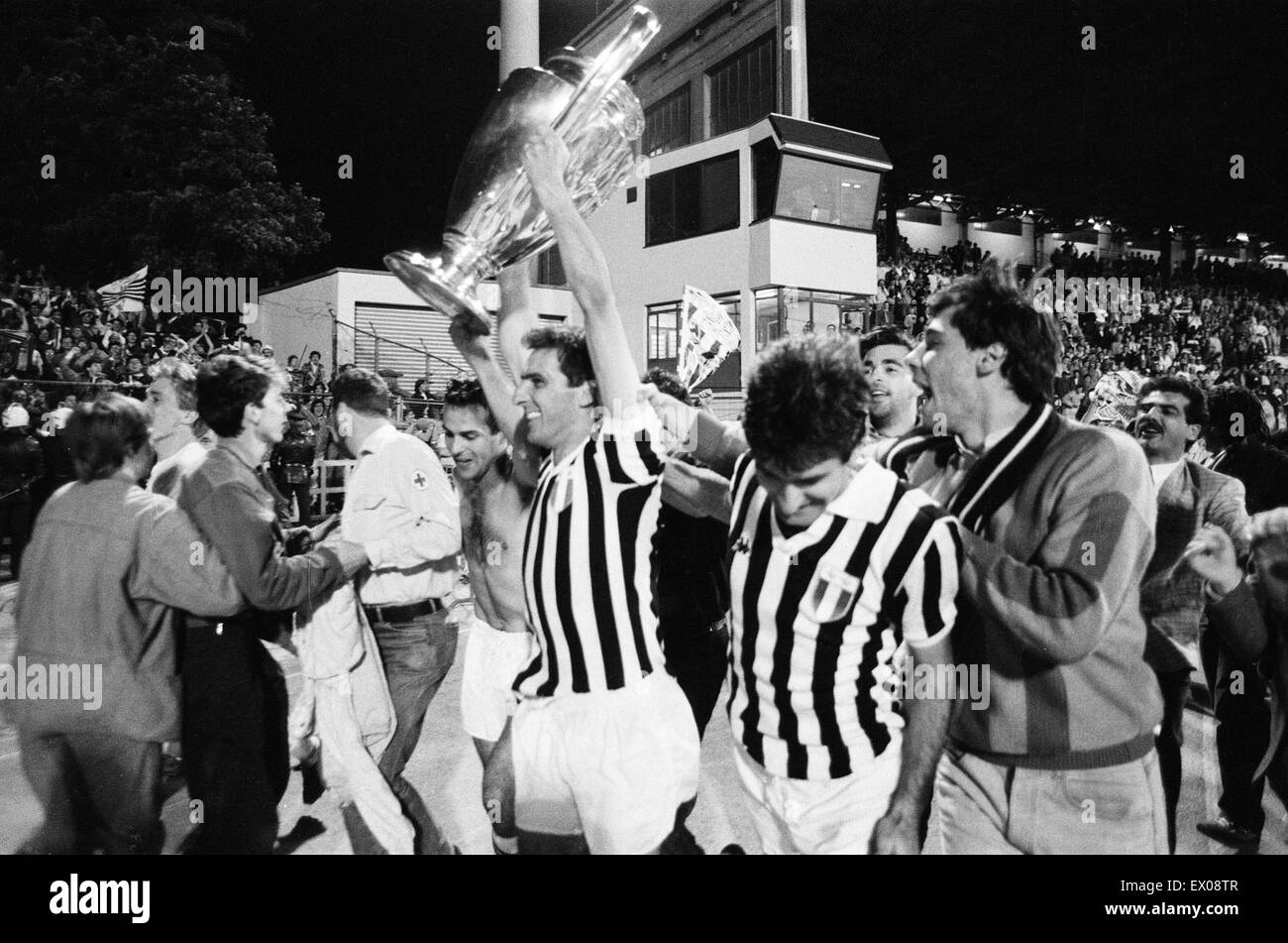 La Juventus 1-0 Liverpool, 1985 European Cup Final, Heysel Stadium, Bruxelles, Belgio, Mercoledì 29 Maggio 1985. Azione di confronto. Giocatori della Juventus, celebrare con il trofeo dopo partita. Foto Stock