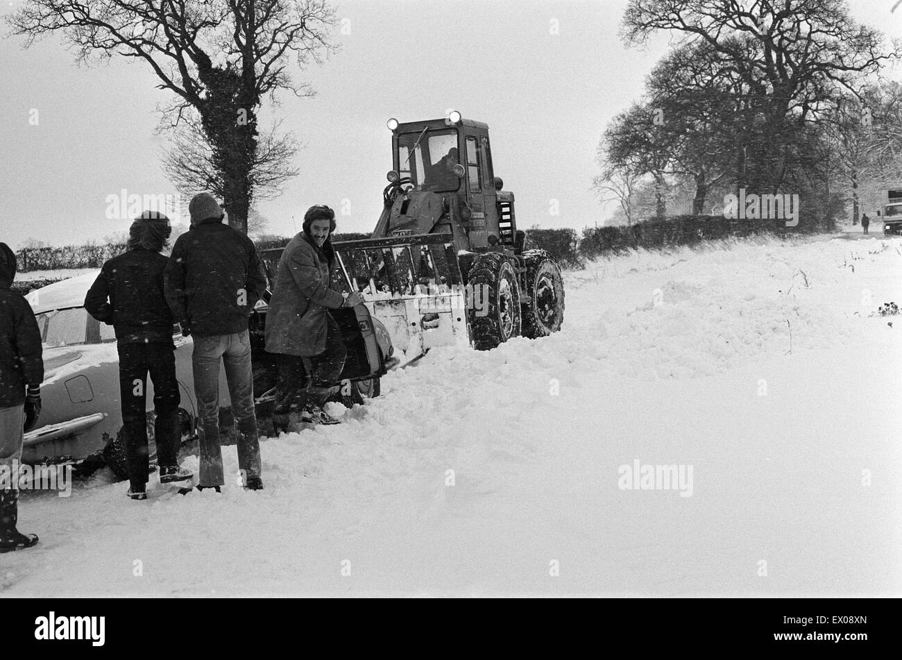 Una vettura bloccato nella neve, Berkshire. Gennaio 1982. Foto Stock