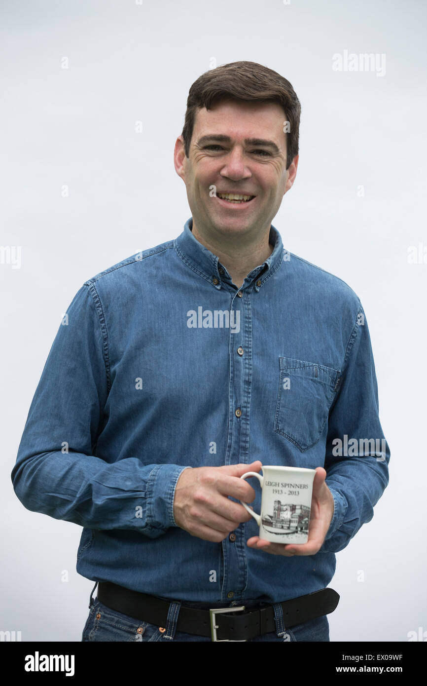 Andy Burnham MP, raffigurato nella sua casa nel suo Leigh circoscrizione. Andy è stato in esecuzione per essere leader del partito laburista, uno dei cinque candidati in lotta per il successo Ed Miliband, che stava giù dopo il 2015 elezioni generali britanniche. Burnham era al momento in ombra il Segretario di Stato per la salute in Inghilterra. Foto Stock