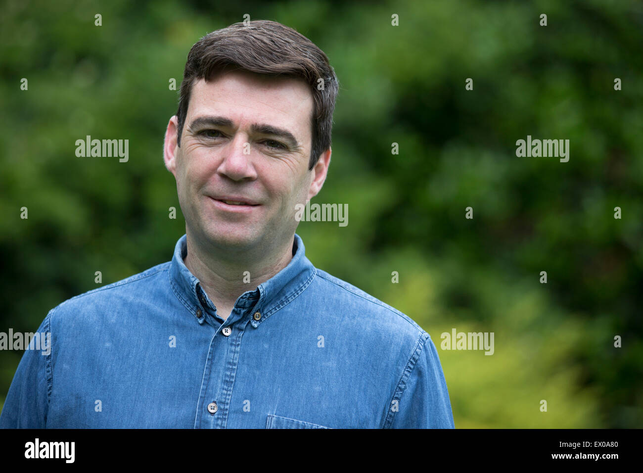 Andy Burnham MP, raffigurato nella sua casa nel suo Leigh circoscrizione. Andy è stato in esecuzione per essere leader del partito laburista, uno dei cinque candidati in lotta per il successo Ed Miliband, che stava giù dopo il 2015 elezioni generali britanniche. Burnham era al momento in ombra il Segretario di Stato per la salute in Inghilterra. Foto Stock