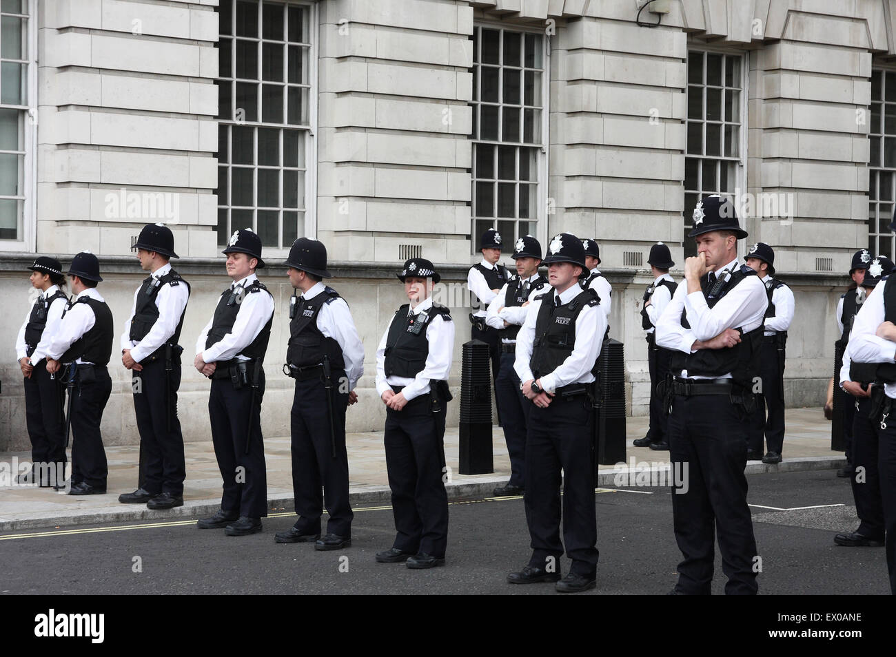 Una linea di funzionari di polizia forma una barriera a Londra Foto Stock