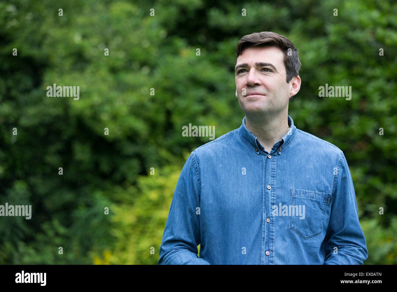 Andy Burnham MP, raffigurato nella sua casa nel suo Leigh circoscrizione. Andy è stato in esecuzione per essere leader del partito laburista, uno dei cinque candidati in lotta per il successo Ed Miliband, che stava giù dopo il 2015 elezioni generali britanniche. Burnham era al momento in ombra il Segretario di Stato per la salute in Inghilterra. Foto Stock