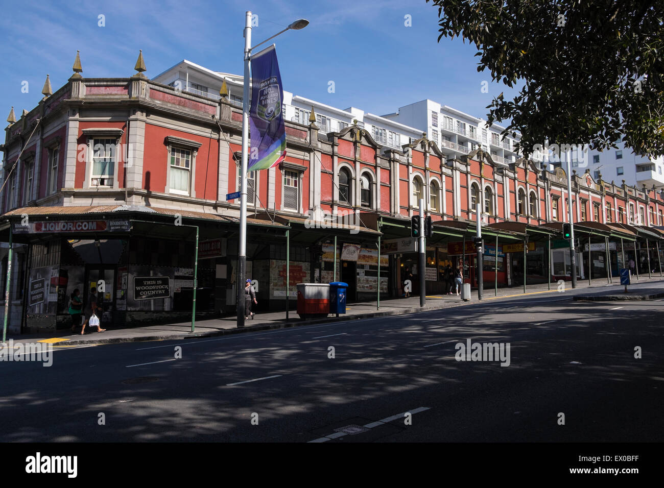 Mattone rosso fila di negozi di Queen Street, Auckland, costruito nel 1909. Foto Stock