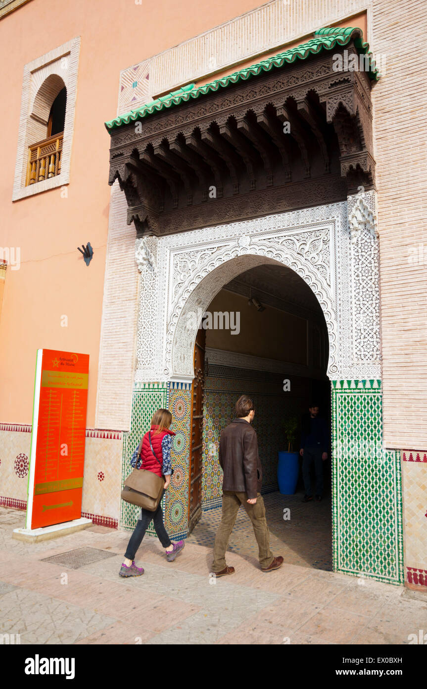 I turisti che vanno in Ensemble fatto tutto artigianelmente souvenir shop, Marrakech, Marocco, Africa settentrionale Foto Stock