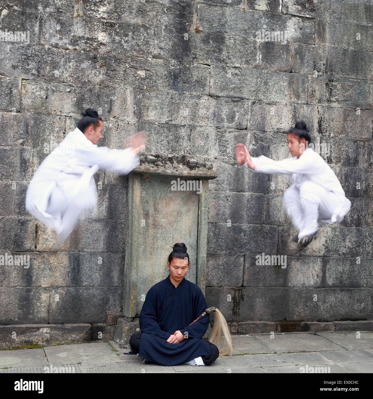 Il monaco taoista Wudang praticanti di arti marziali a Wudang Montagne in Cina il 17 aprile, 2015. Foto Stock