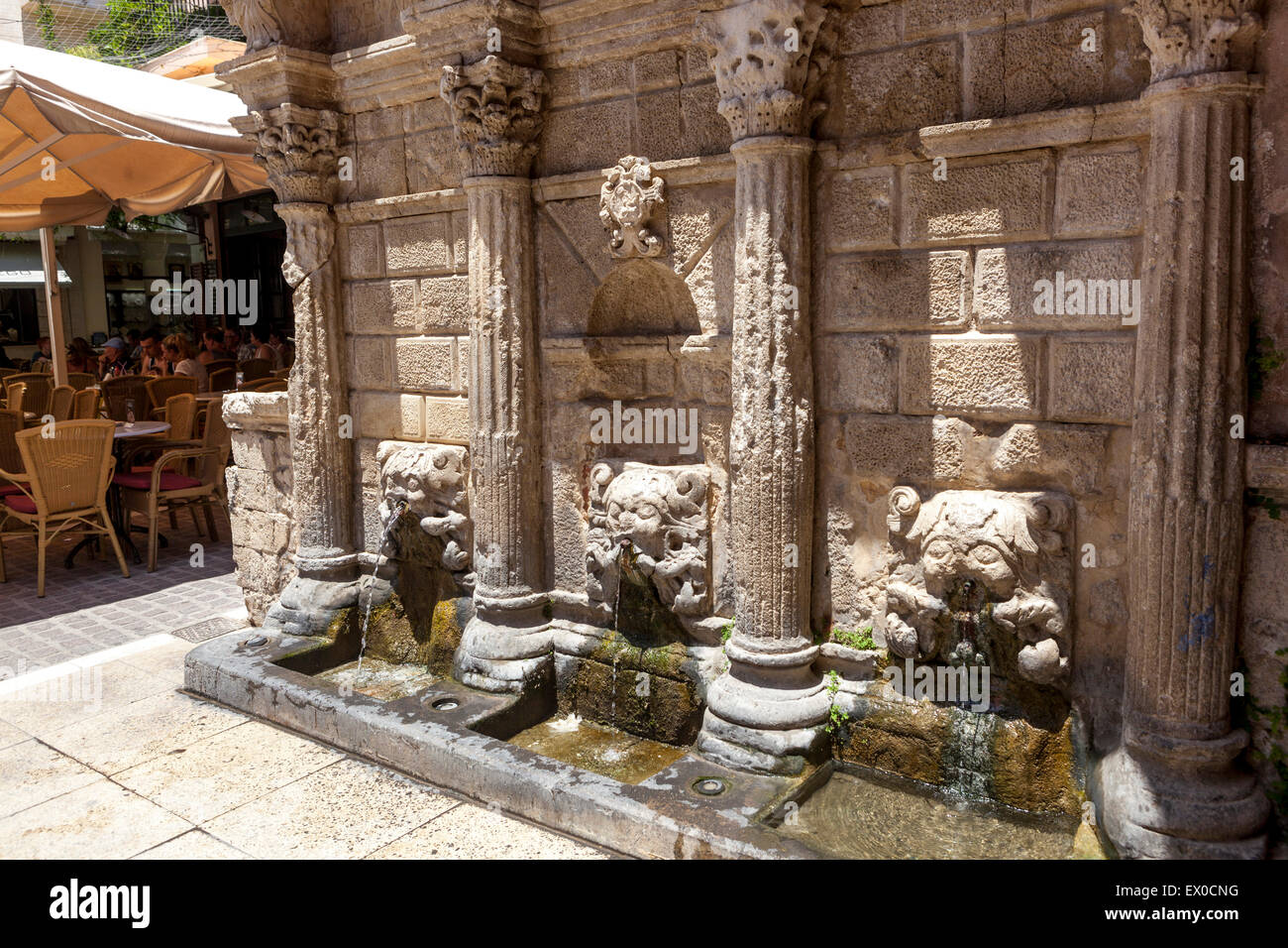 Il centro storico di Rethymno è un palazzo veneziano con fontana Rimondi costruita nel 1626, Rethymnon, Creta, Grecia resti storici nel centro della città Foto Stock