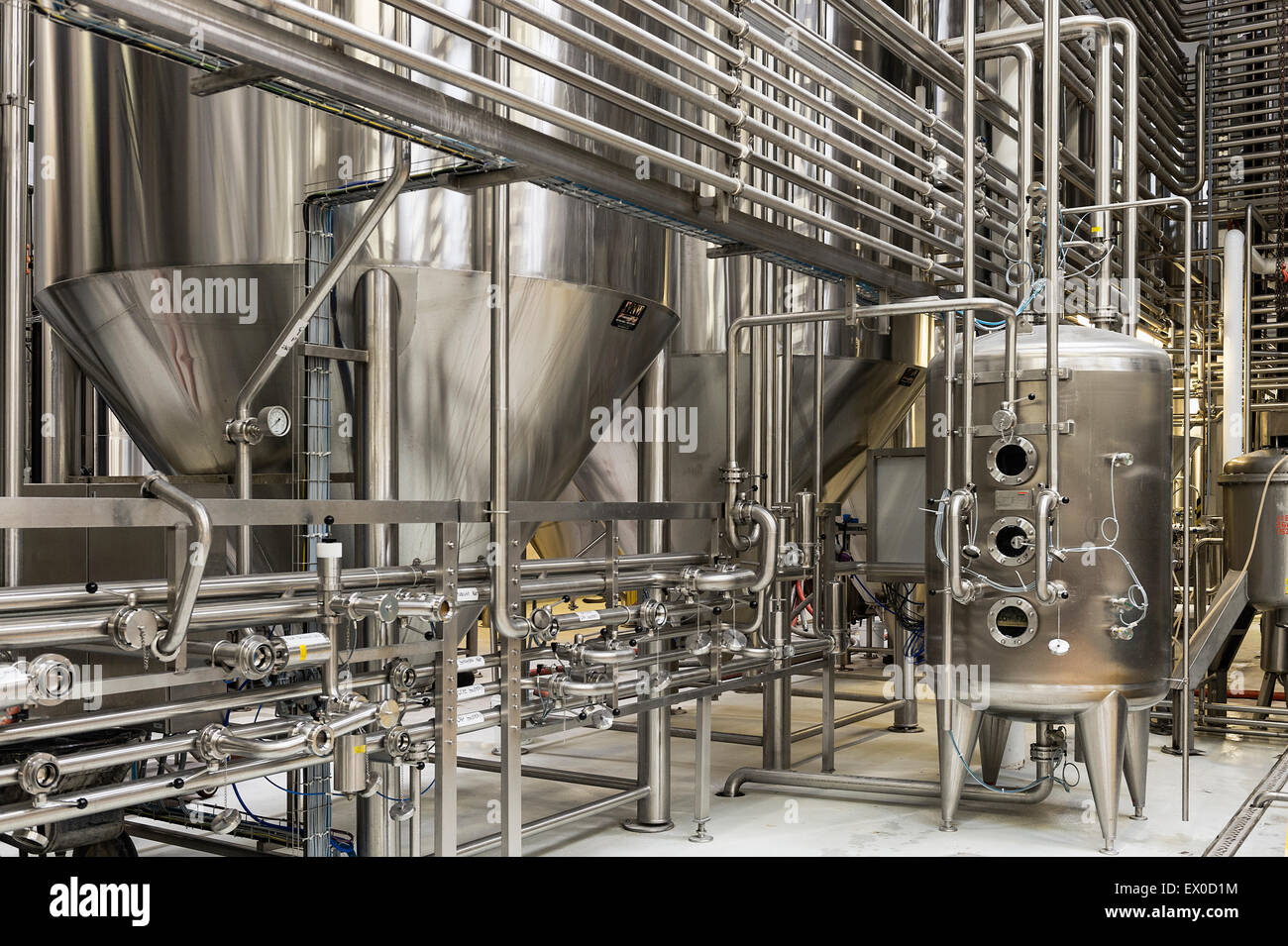 La fabbrica di birra di vasche di fermentazione. Foto Stock