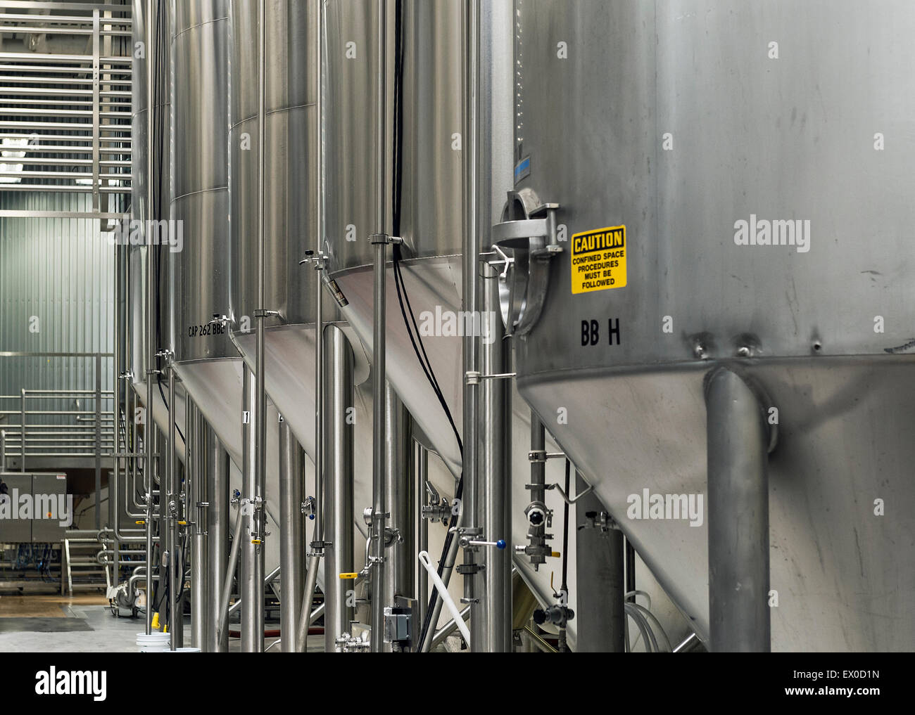 Vasche di fermentazione in una birreria. Foto Stock