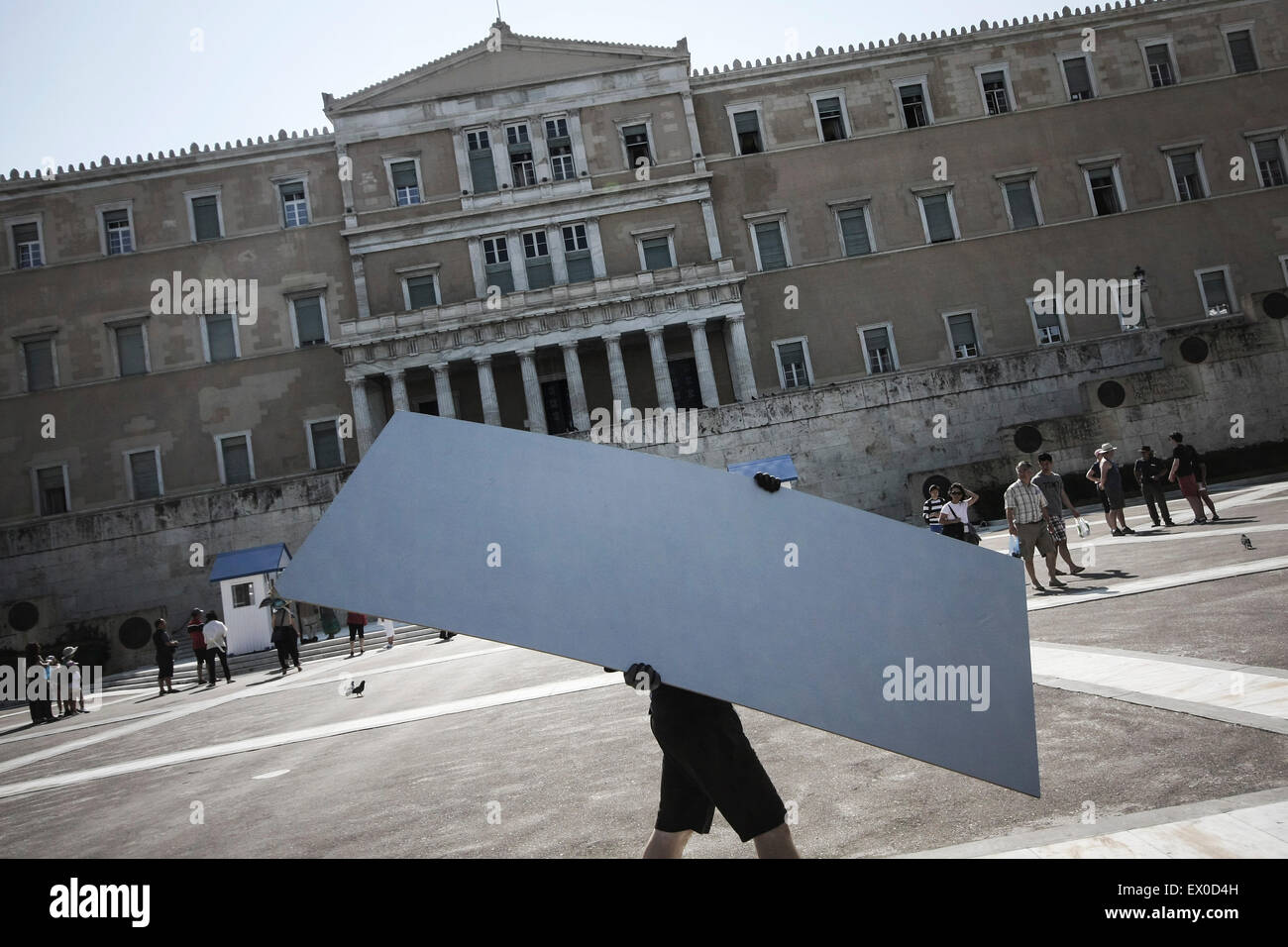 Atene, Grecia, 03 luglio, 2015. Un lavoratore costruisce uno stadio al di fuori del parlamento greco per un prossimo governo pro dimostrazione in Atene, Grecia il 3 luglio 2015. Un referendum per decidere se o non la Grecia è di accettare le condizioni di salvataggio proposto congiuntamente dalla Commissione europea, il Fondo monetario internazionale e la Banca centrale europea avrà luogo il 5 luglio 2015. Credito: dpa picture alliance/Alamy Live News Foto Stock