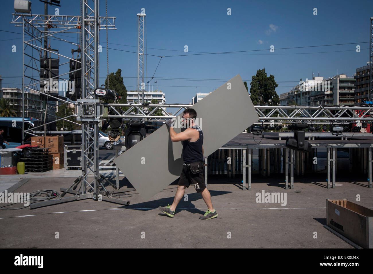 Atene, Grecia, 03 luglio, 2015. Un lavoratore costruisce uno stadio al di fuori del parlamento greco per un prossimo governo pro dimostrazione in Atene, Grecia il 3 luglio 2015. Un referendum per decidere se o non la Grecia è di accettare le condizioni di salvataggio proposto congiuntamente dalla Commissione europea, il Fondo monetario internazionale e la Banca centrale europea avrà luogo il 5 luglio 2015. Credito: dpa picture alliance/Alamy Live News Foto Stock