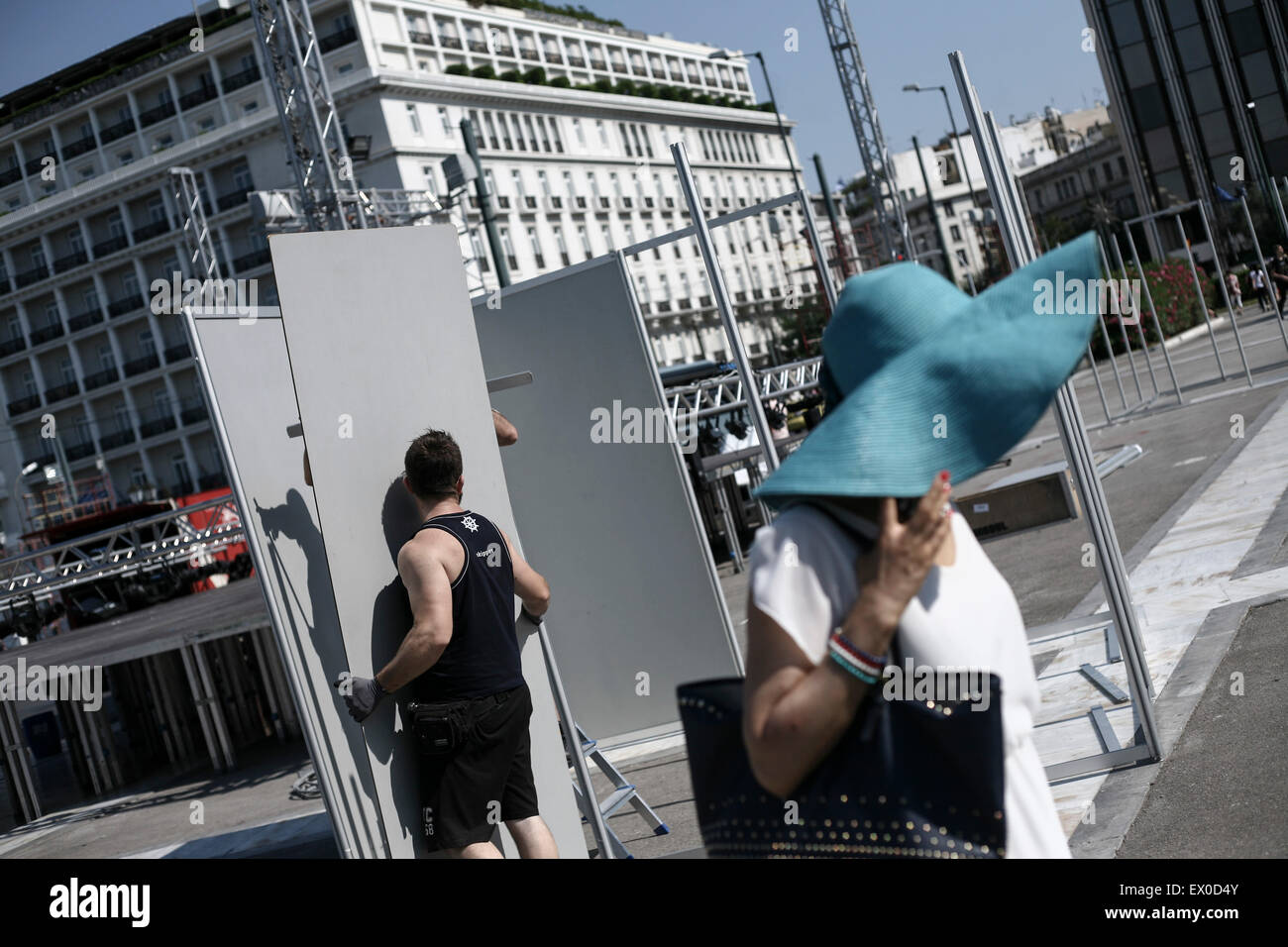 Atene, Grecia, 03 luglio, 2015. Un lavoratore costruisce uno stadio al di fuori del parlamento greco per un prossimo governo pro dimostrazione in Atene, Grecia il 3 luglio 2015. Un referendum per decidere se o non la Grecia è di accettare le condizioni di salvataggio proposto congiuntamente dalla Commissione europea, il Fondo monetario internazionale e la Banca centrale europea avrà luogo il 5 luglio 2015. Credito: dpa picture alliance/Alamy Live News Foto Stock