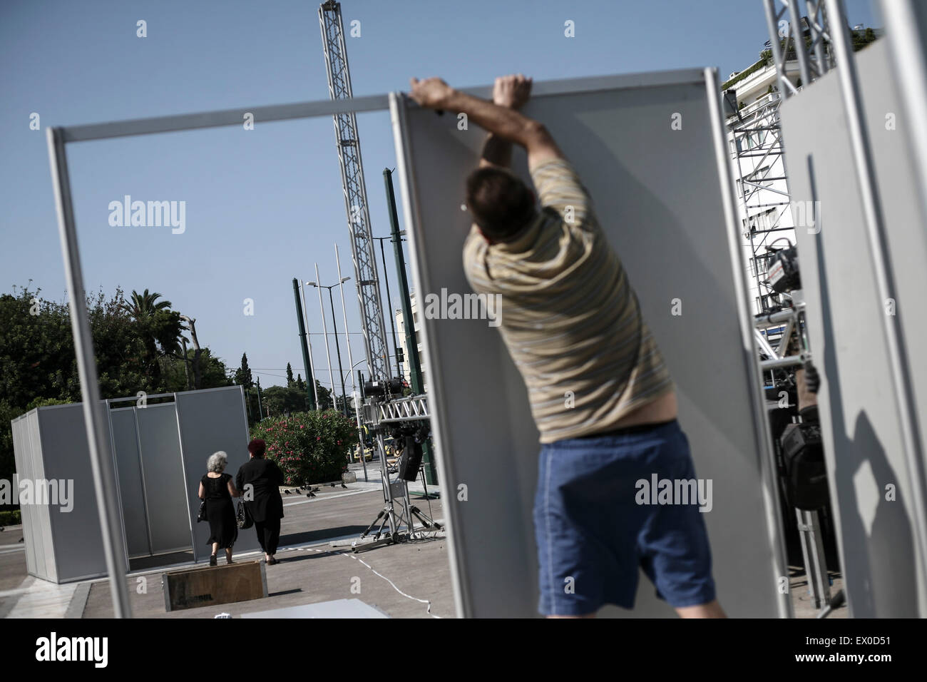 Atene, Grecia, 03 luglio, 2015. Un lavoratore costruisce uno stadio al di fuori del parlamento greco per un prossimo governo pro dimostrazione in Atene, Grecia il 3 luglio 2015. Un referendum per decidere se o non la Grecia è di accettare le condizioni di salvataggio proposto congiuntamente dalla Commissione europea, il Fondo monetario internazionale e la Banca centrale europea avrà luogo il 5 luglio 2015. Credito: dpa picture alliance/Alamy Live News Foto Stock