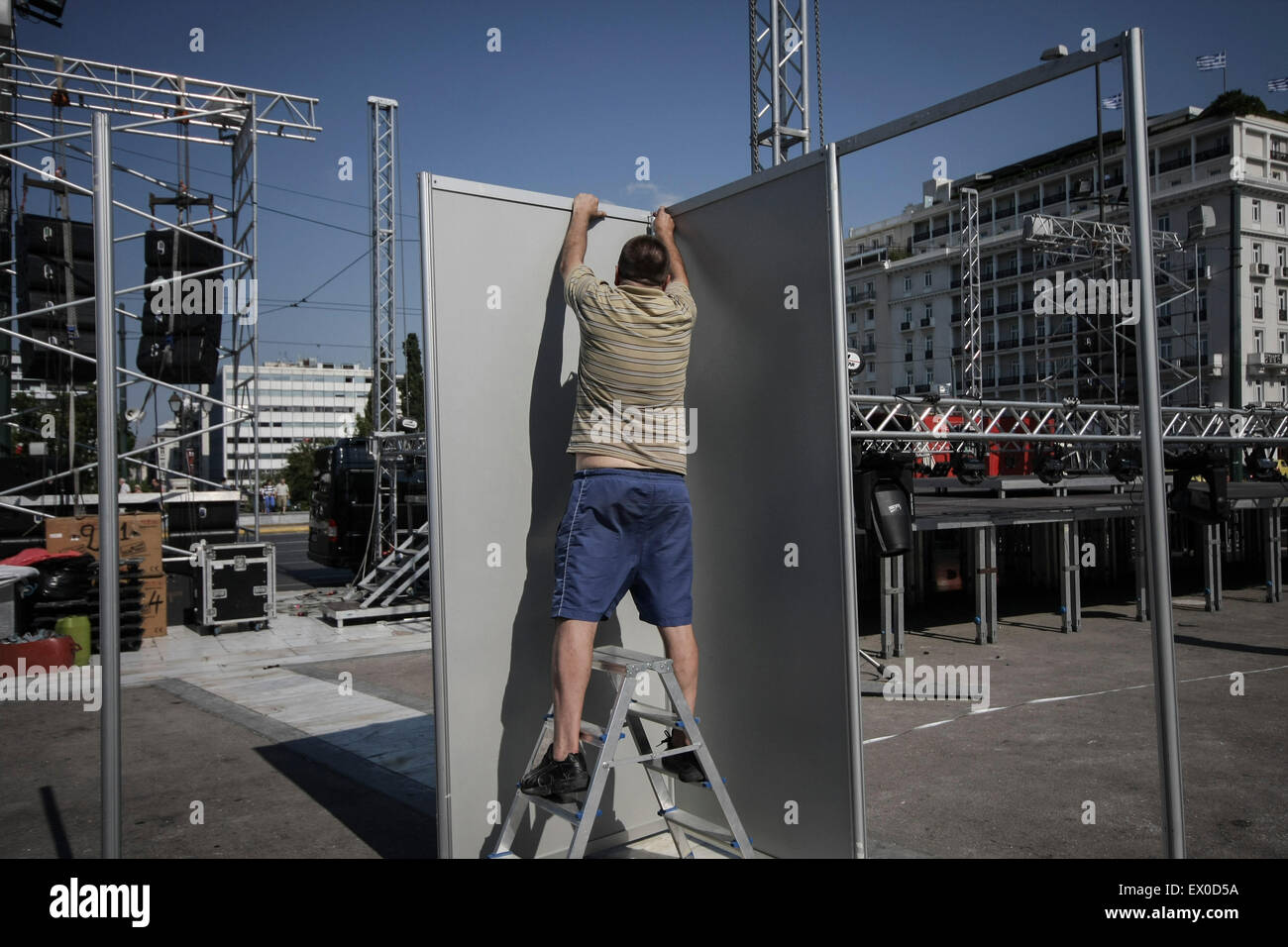 Atene, Grecia, 03 luglio, 2015. Un lavoratore costruisce uno stadio al di fuori del parlamento greco per un prossimo governo pro dimostrazione in Atene, Grecia il 3 luglio 2015. Un referendum per decidere se o non la Grecia è di accettare le condizioni di salvataggio proposto congiuntamente dalla Commissione europea, il Fondo monetario internazionale e la Banca centrale europea avrà luogo il 5 luglio 2015. Credito: dpa picture alliance/Alamy Live News Foto Stock