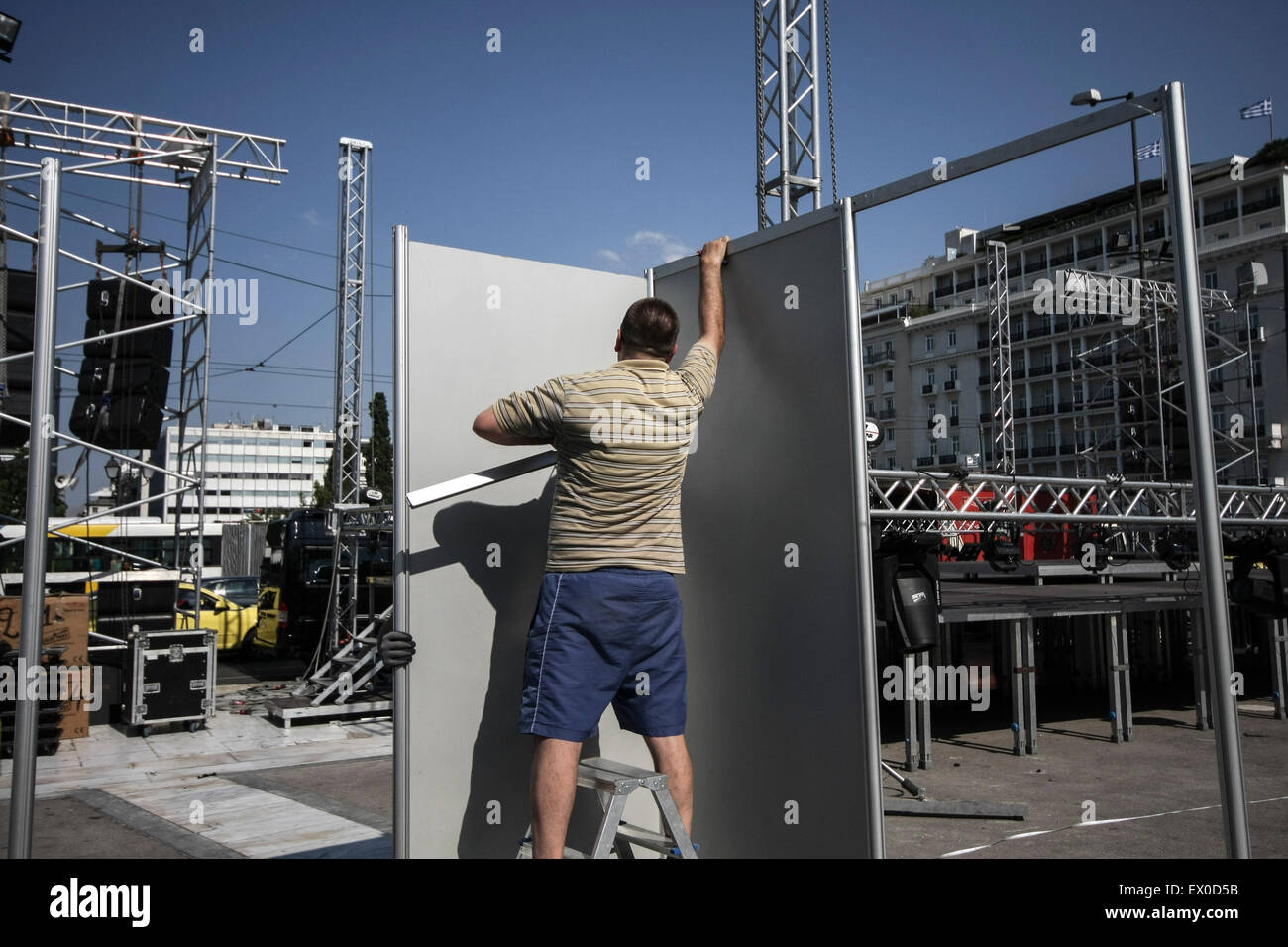 Atene, Grecia, 03 luglio, 2015. Un lavoratore costruisce uno stadio al di fuori del parlamento greco per un prossimo governo pro dimostrazione in Atene, Grecia il 3 luglio 2015. Un referendum per decidere se o non la Grecia è di accettare le condizioni di salvataggio proposto congiuntamente dalla Commissione europea, il Fondo monetario internazionale e la Banca centrale europea avrà luogo il 5 luglio 2015. Credito: dpa picture alliance/Alamy Live News Foto Stock