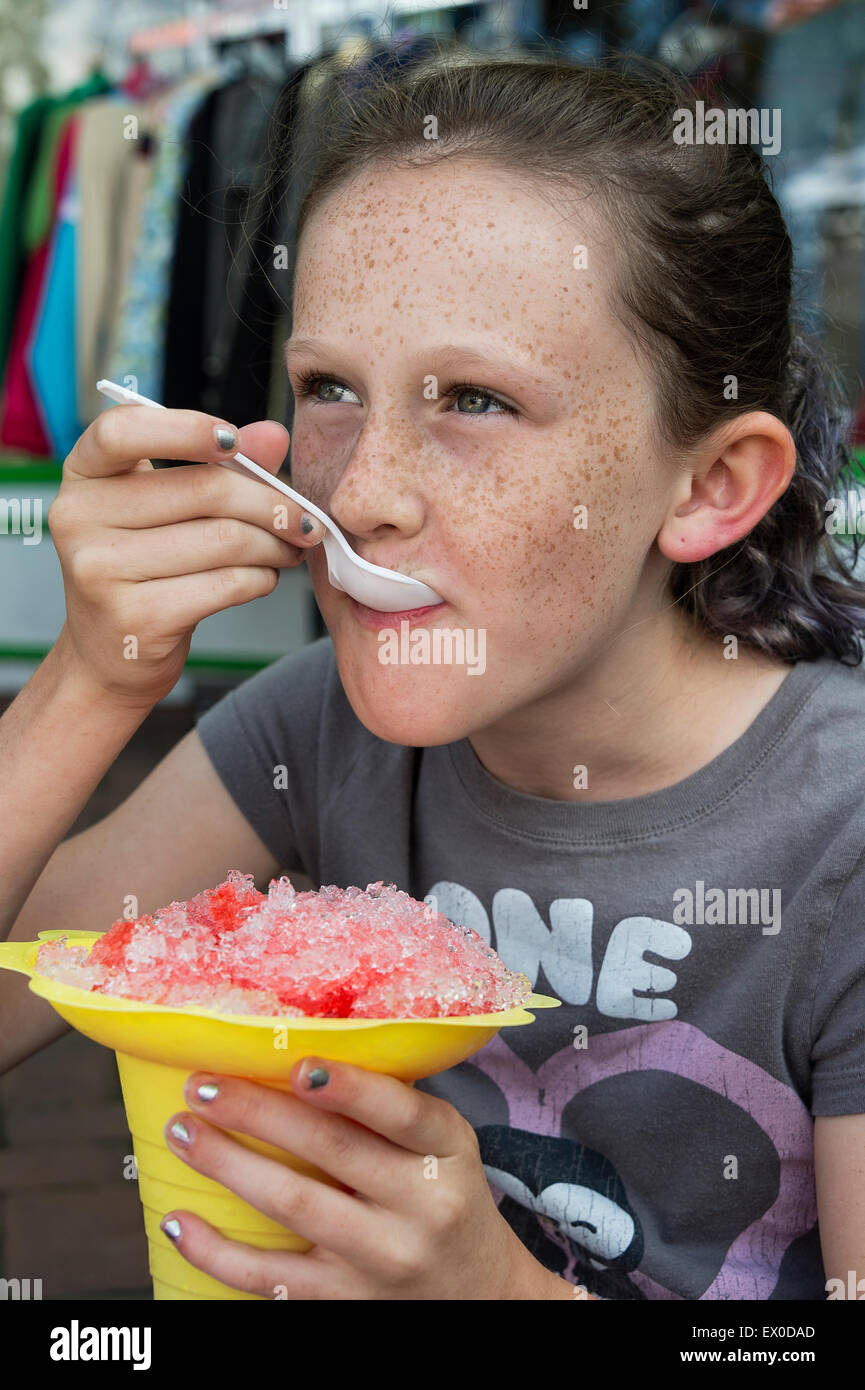 Ragazza gode di radere trattare di ghiaccio. Foto Stock