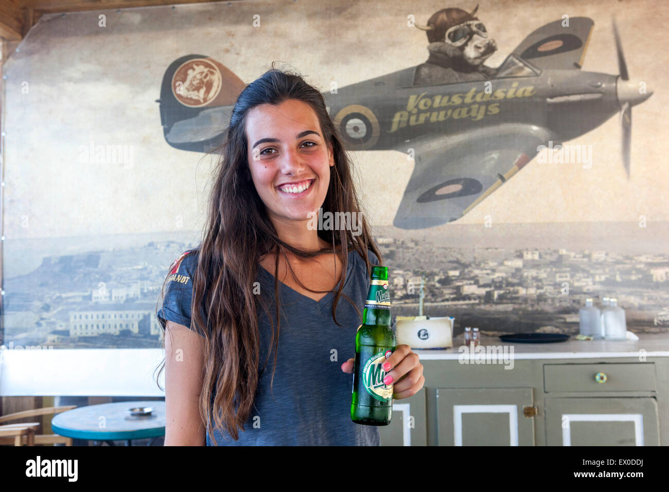 Donna cameriere in un bar, birra Mythos, Rethimno, Creta, Grecia Foto Stock