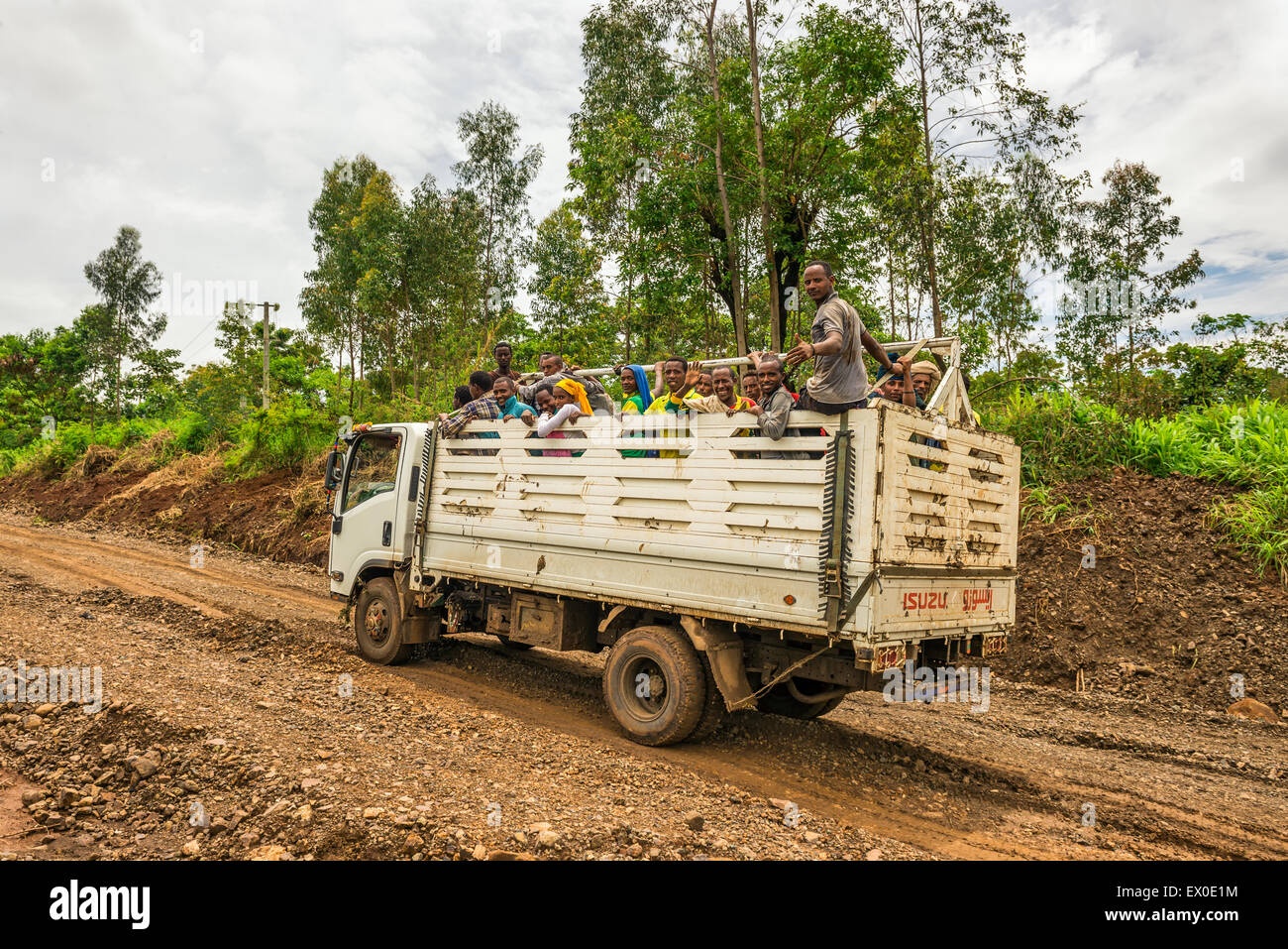 Strada etiope i lavoratori che viaggiano su un camion nella foresta del sud Etiopia. Foto Stock