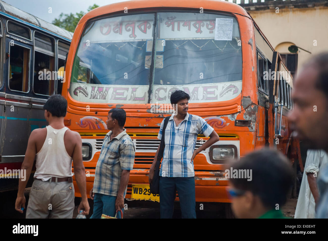 Persone in piedi ad un piccolo terminal degli autobus a Tamluk, Purba Medinipur, Bengala Occidentale, India. Foto Stock