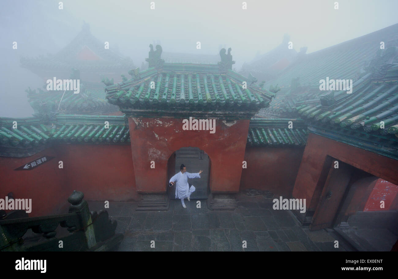 Il monaco taoista Wudang praticanti di arti marziali a Wudang Montagne in Cina il 17 aprile, 2015. Foto Stock