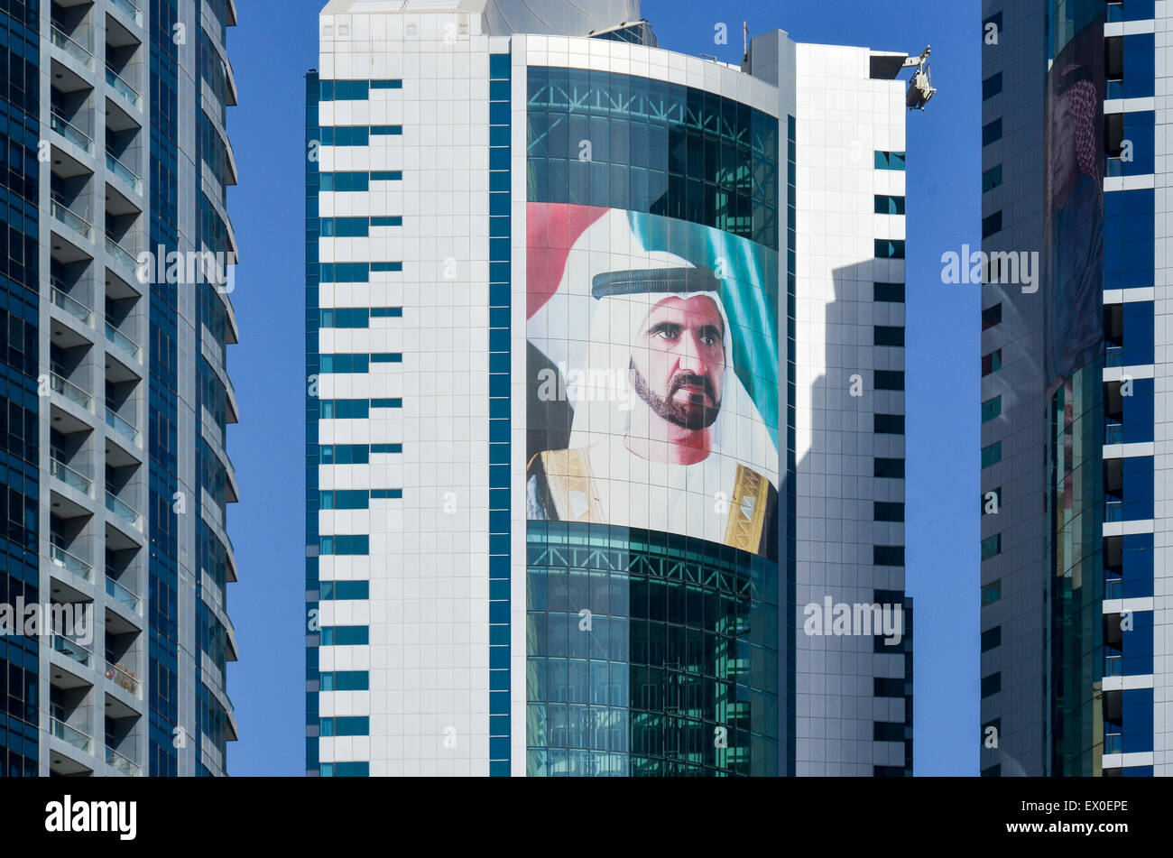 Ritratto di Mohammed Bin Rashid Al Maktoum sulle torri di Dubai Marina Foto Stock