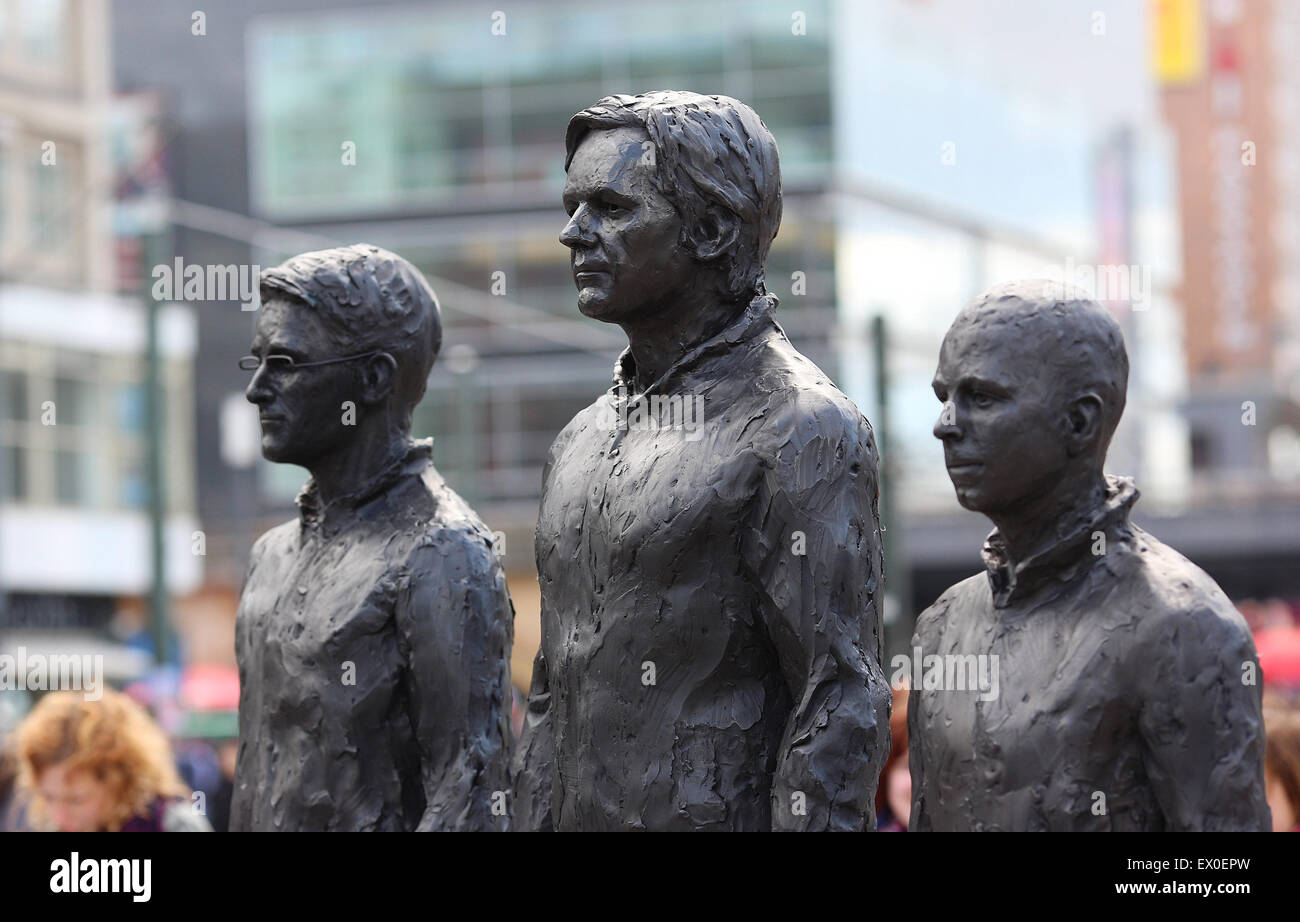 Edward Snowden, Julian Assange e Chelsea Manning statue di scultore italiano Davide Dormino visualizzati in Alexanderplatz con: atmosfera Dove: Berlino, Germania Quando: 02 maggio 2015 C Foto Stock