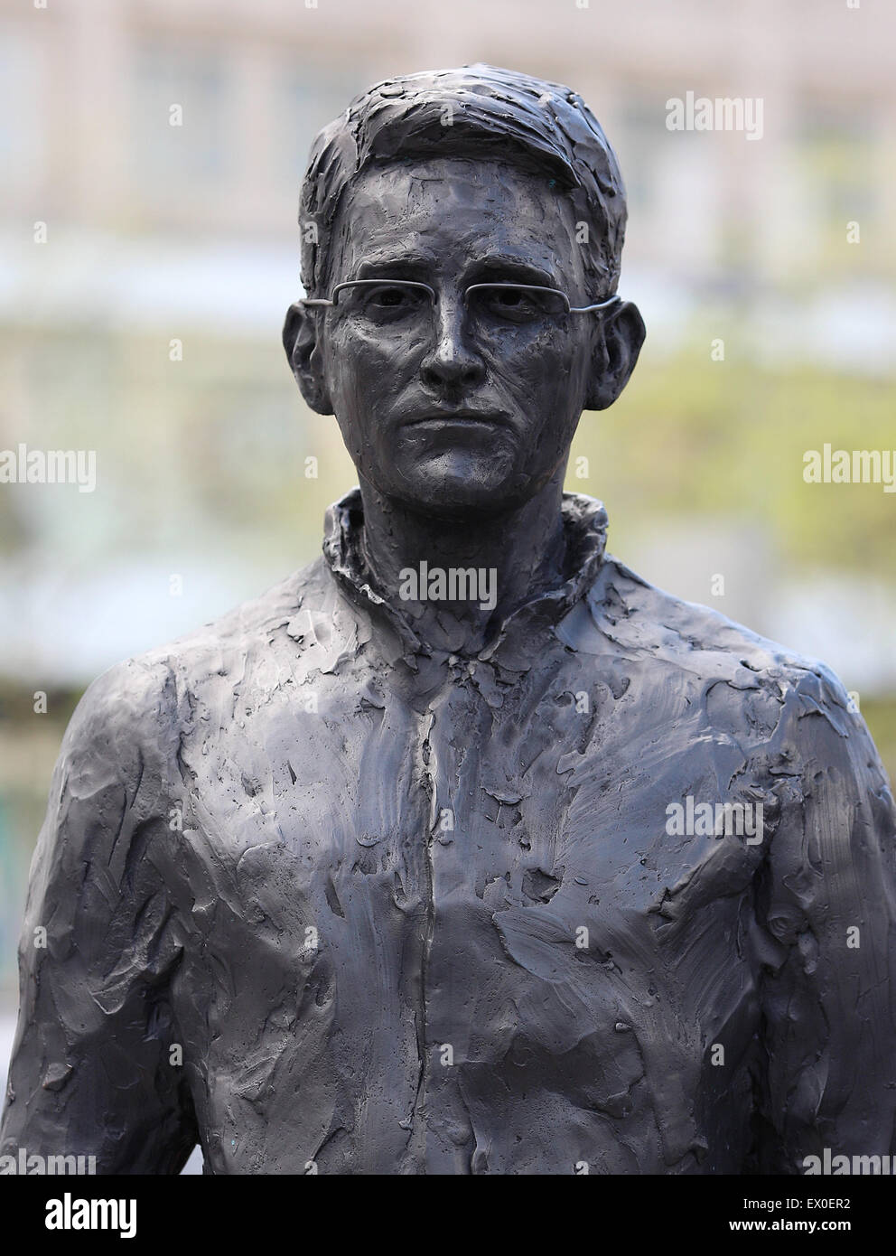 Edward Snowden, Julian Assange e Chelsea Manning statue di scultore italiano Davide Dormino visualizzati in Alexanderplatz con: atmosfera Dove: Berlino, Germania Quando: 02 maggio 2015 C Foto Stock