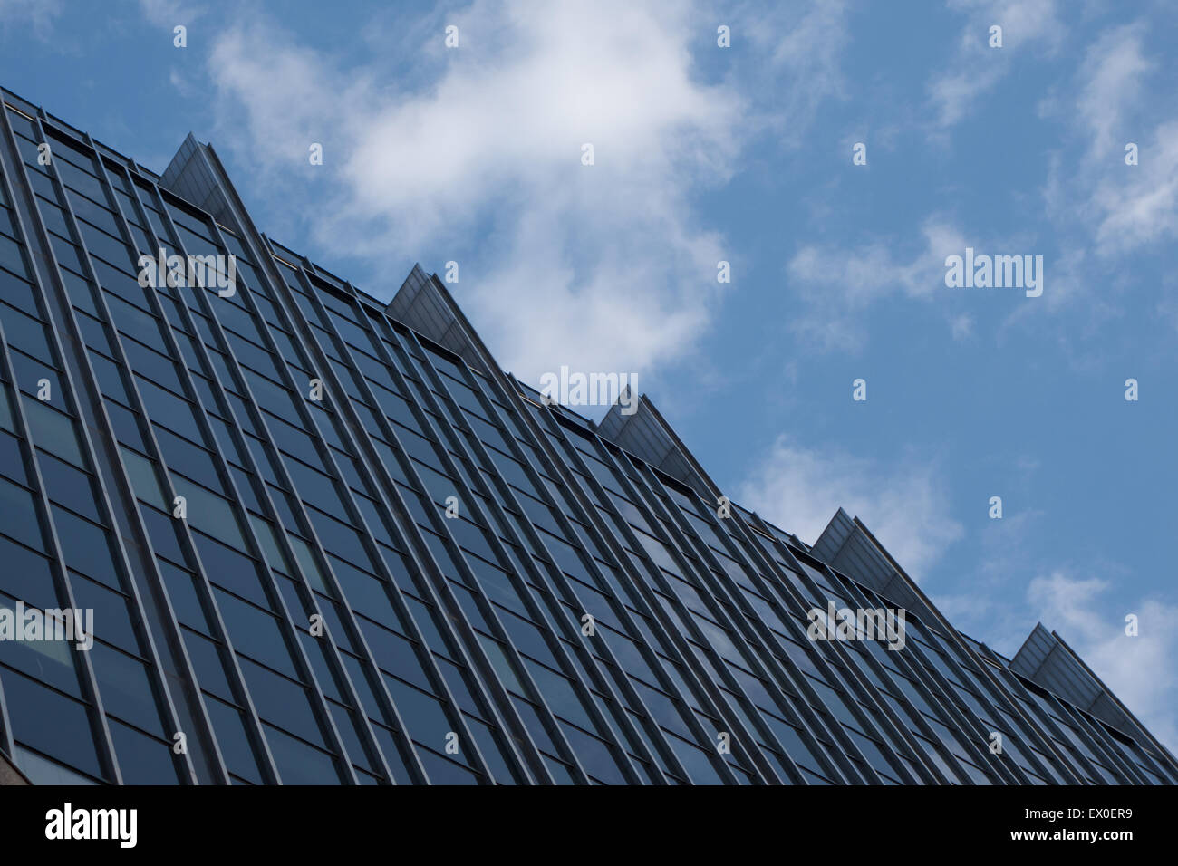 Esterno di vetro edificio blu cielo Foto Stock