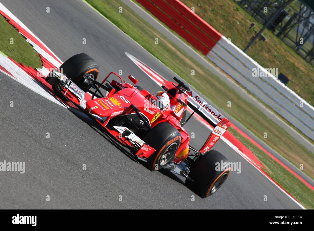 Sebastian Vettel con la sua Ferrari di Formula Uno in velocità Foto Stock