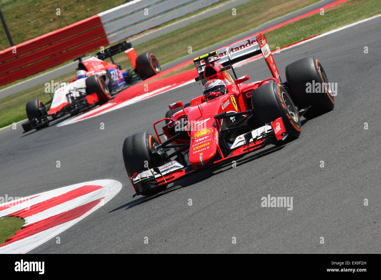 Sebastian Vettel con la sua Ferrari di Formula Uno in velocità Foto Stock