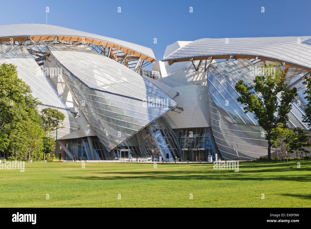 Vista generale della Fondation Louis Vuitton nel Bois de Boulogne, Parigi, Francia. Foto Stock