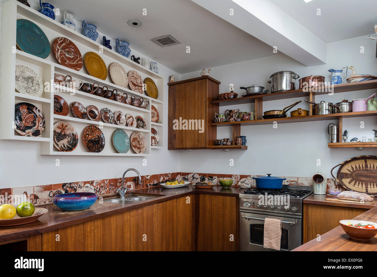 Unità progettata da Rebecca Hoaasck in cucina adornata con Ann Stokes Piastrelle e lastre Foto Stock