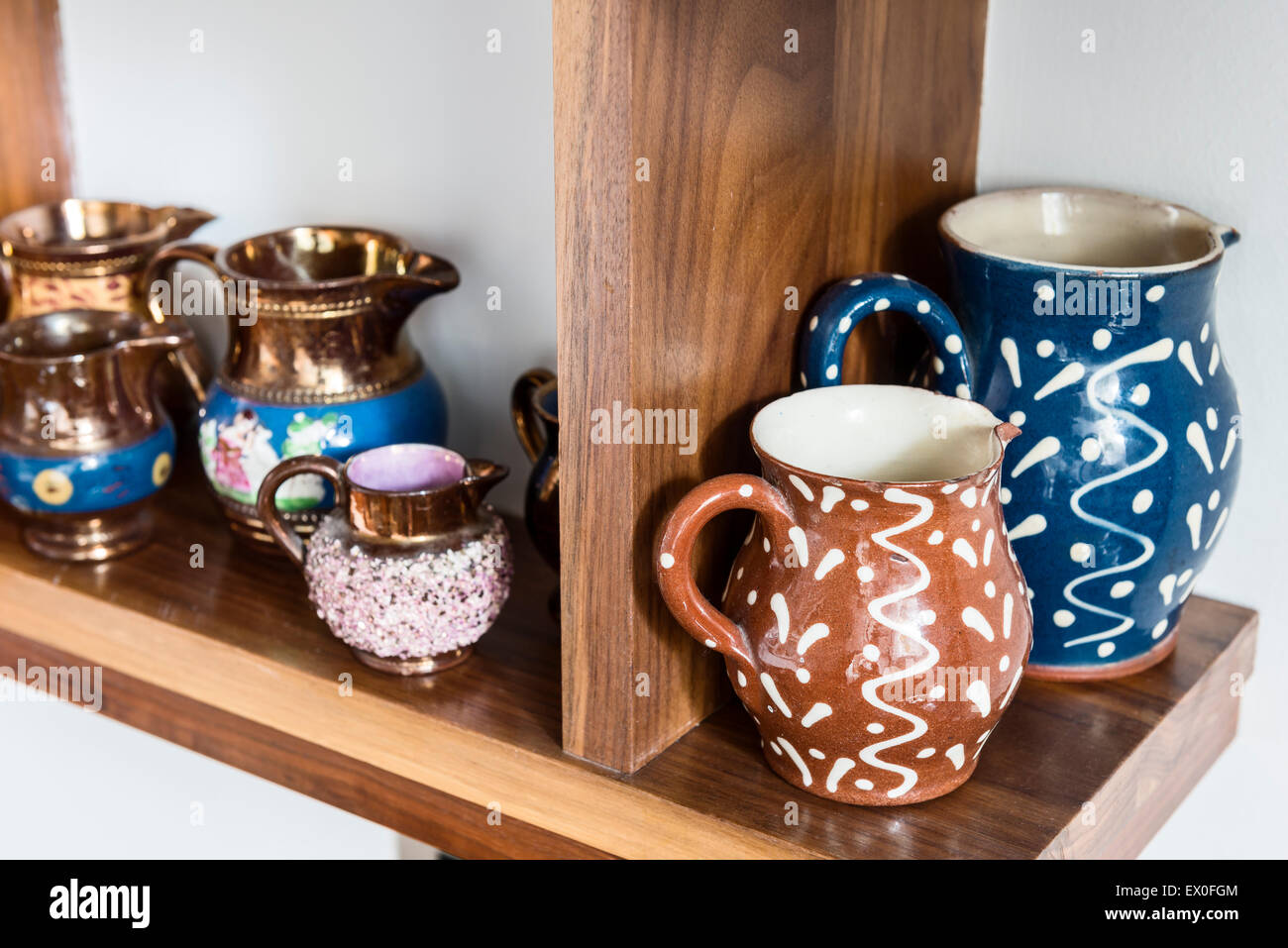 Delle brocche di terracotta con una contorsione e dot smalto Foto Stock