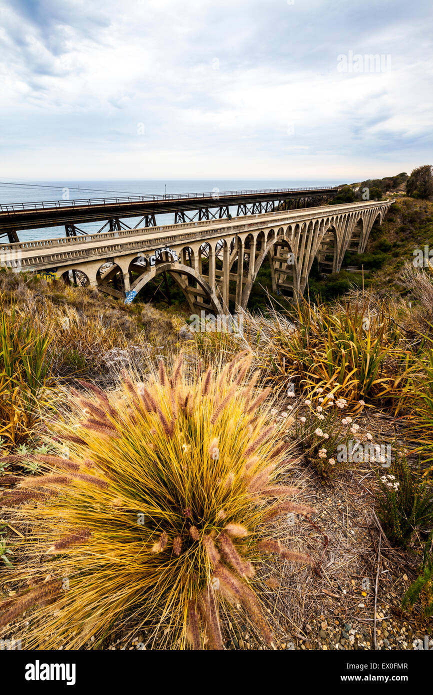 I due ponti al di sopra della Arroyo Hondo creek nei pressi di Gaviota California e la fuoriuscita di olio Foto Stock