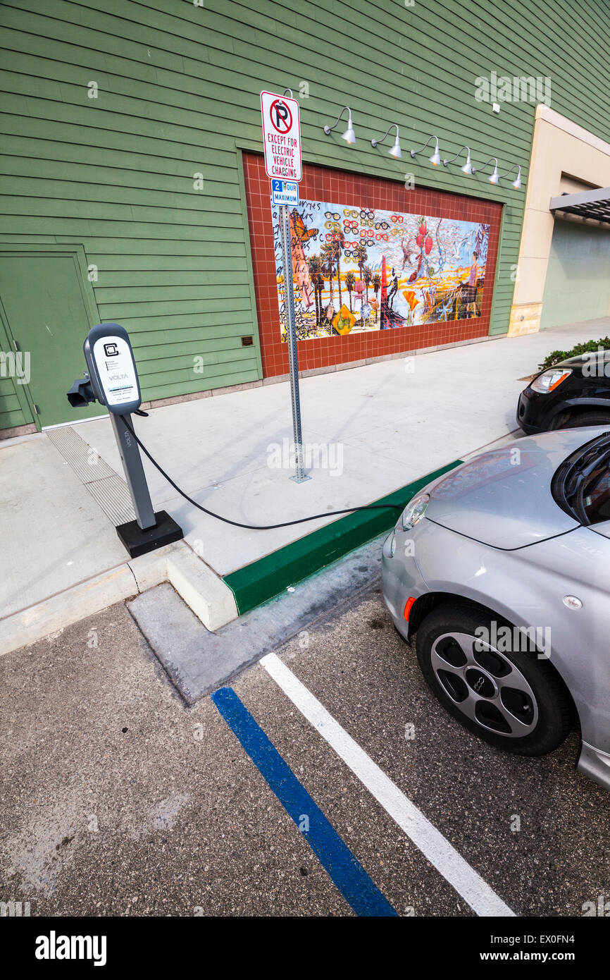 Una Fiat 500e auto elettrica in corrispondenza di una stazione di carica ad un centro commerciale di Oxnard in California Foto Stock