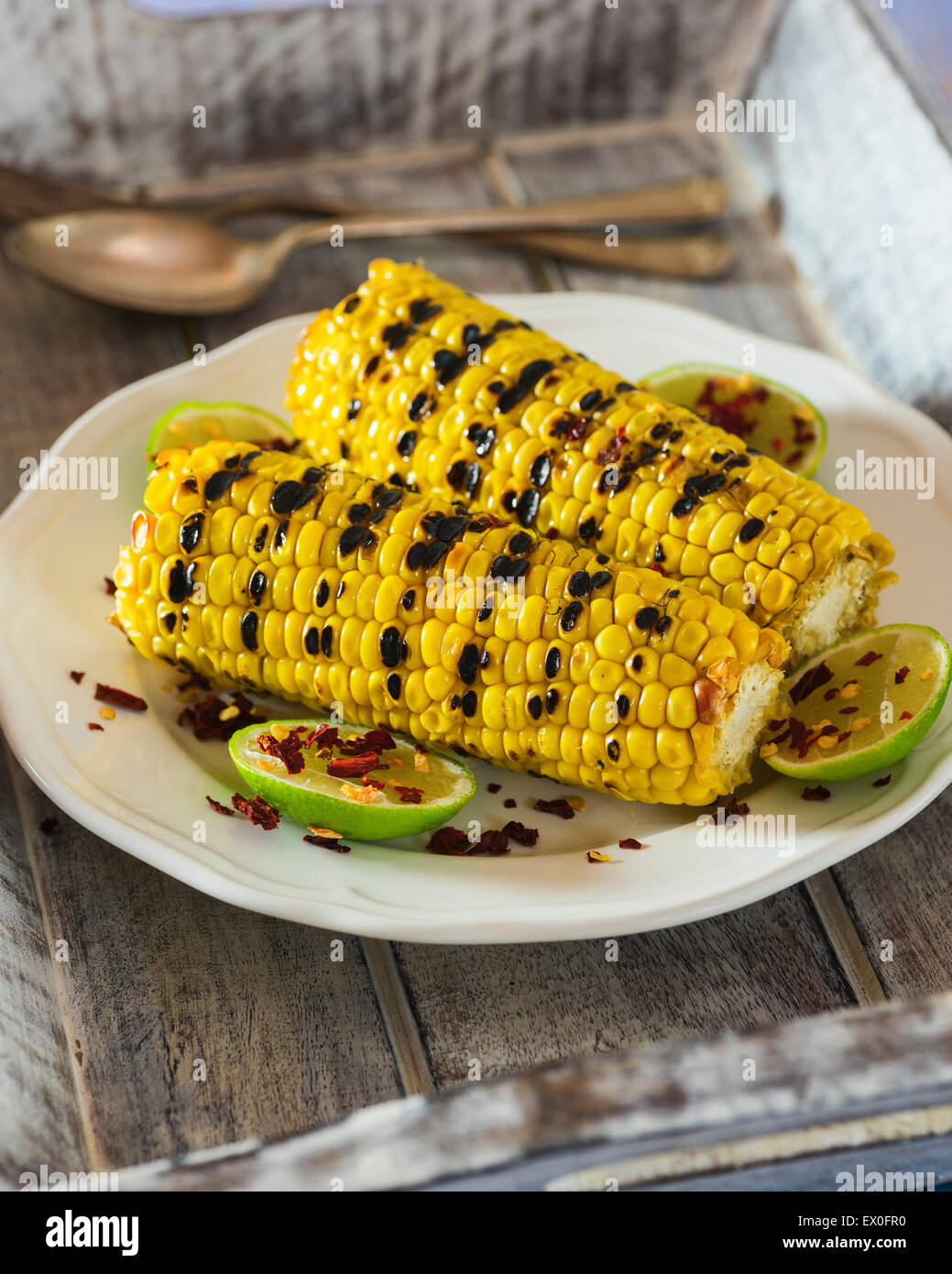 Grigliata di granturco dolce con lime e peperoncino in scaglie Foto Stock