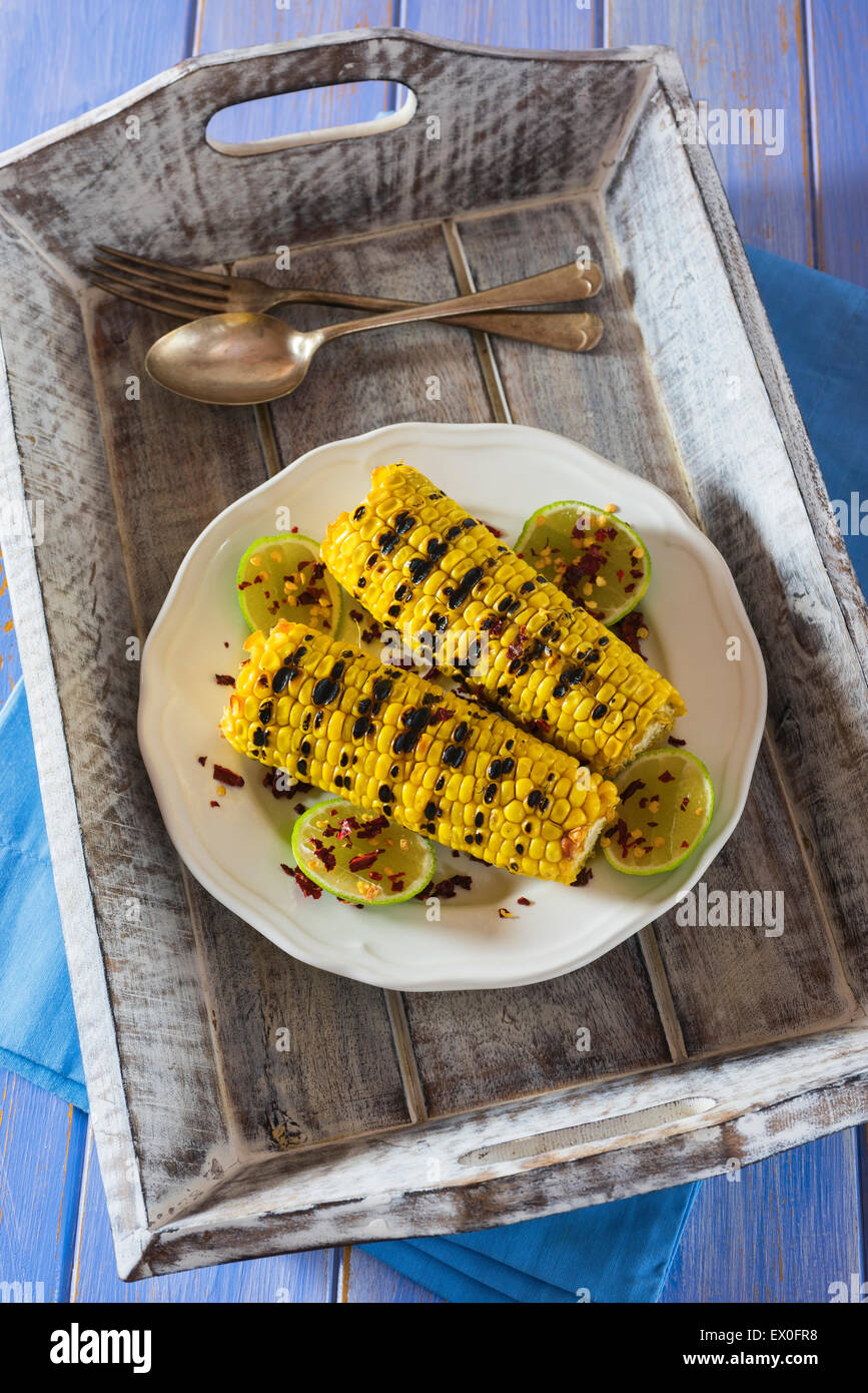 Grigliata di granturco dolce con lime e peperoncino in scaglie Foto Stock