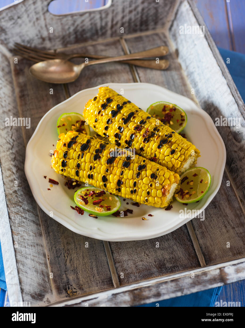 Grigliata di granturco dolce con lime e peperoncino in scaglie Foto Stock