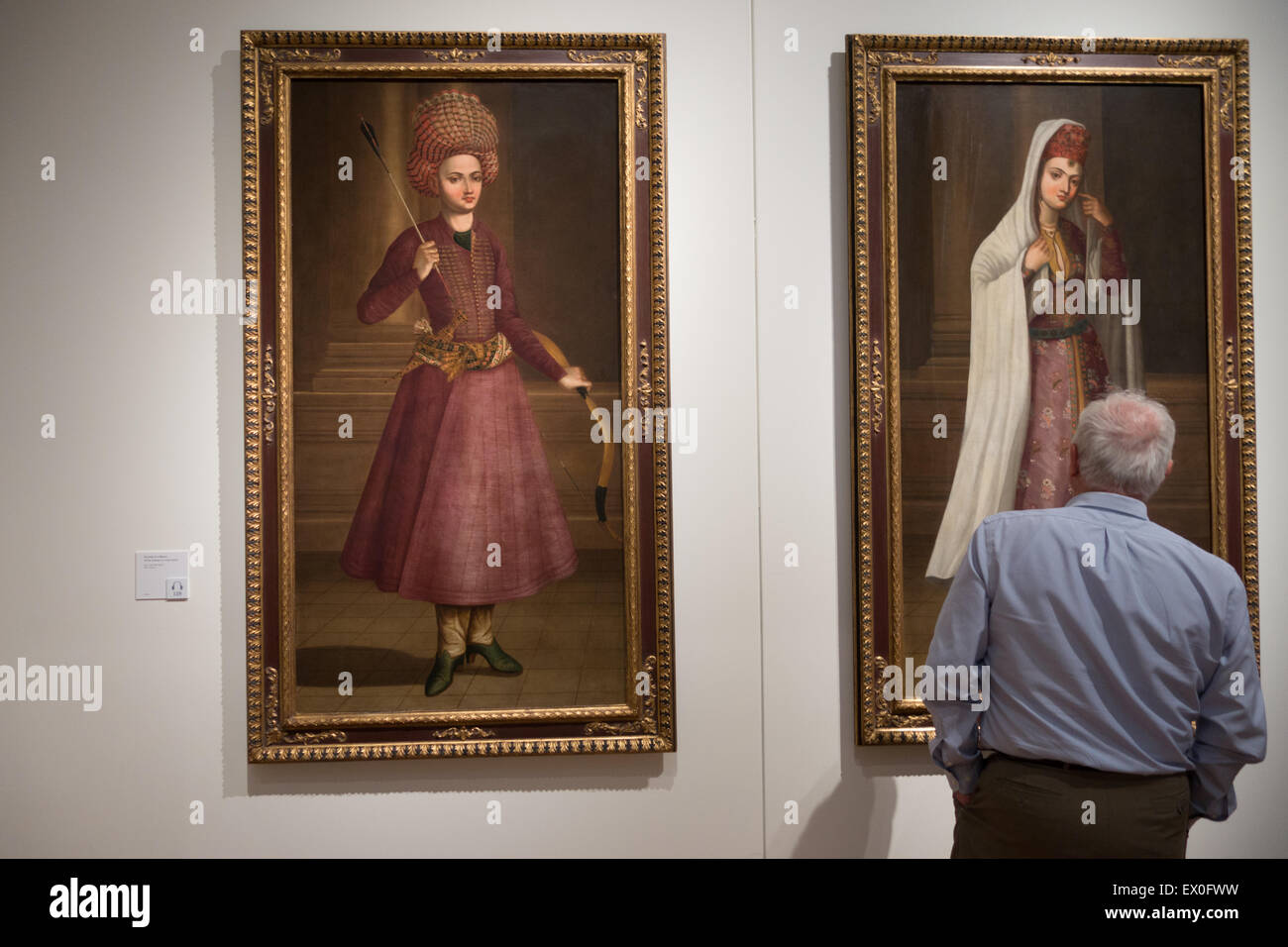 Il vecchio uomo che guarda un dipinto all'interno di Aga Kham museum Foto Stock