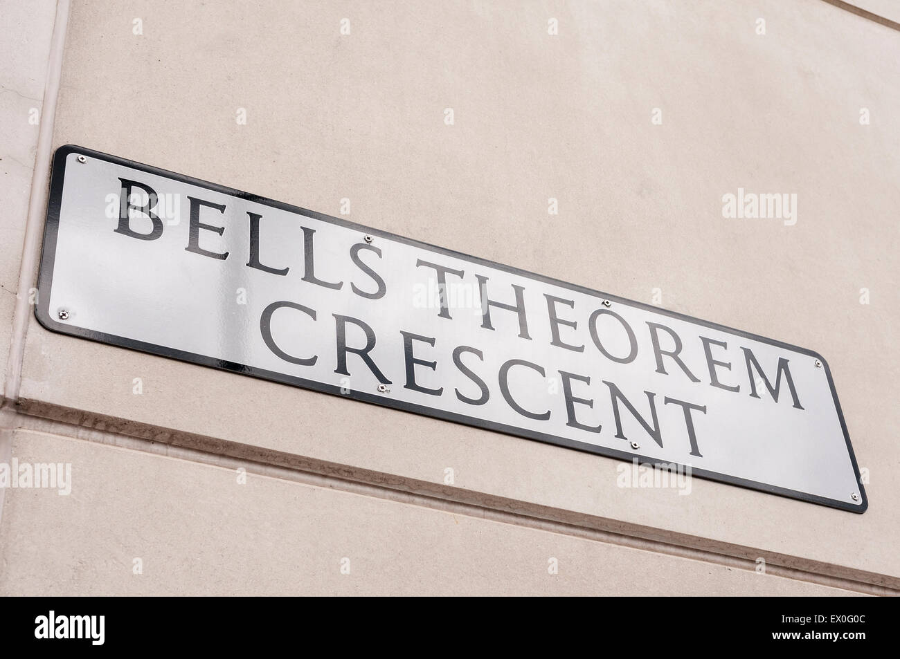 Firma per il teorema Crescent di Bell a Belfast, che prende il nome da John Stewart Bell e dal suo famoso teorema di fisica quantistica Foto Stock