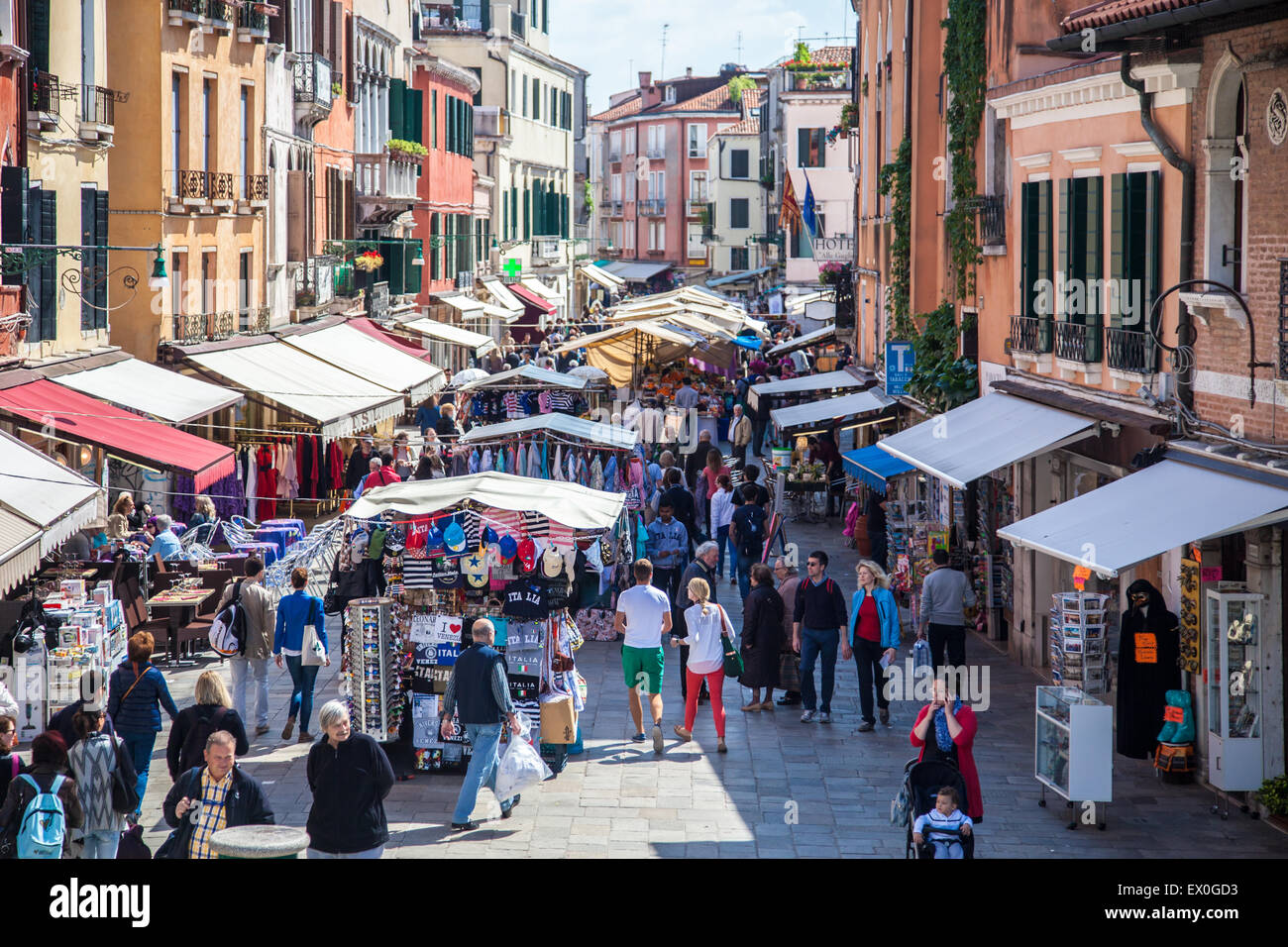 Tipica strada affollata in scena a Venezia, Italia Foto Stock